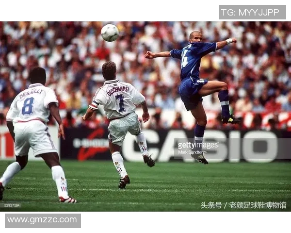 传奇球星的足迹:他们曾穿过的经典足球鞋盘点 传奇球星的足迹:他们曾穿过的经典足球鞋盘点