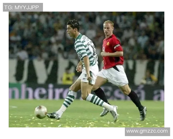 足球球星辉煌历程揭秘：从青涩少年到全球偶像的荣耀之路