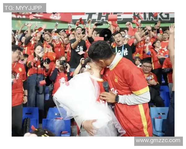 足球巨星赛场夺冠时刻浪漫单膝跪地向爱人深情求婚 足球巨星赛场夺冠时刻浪漫单膝跪地向爱人深情求婚